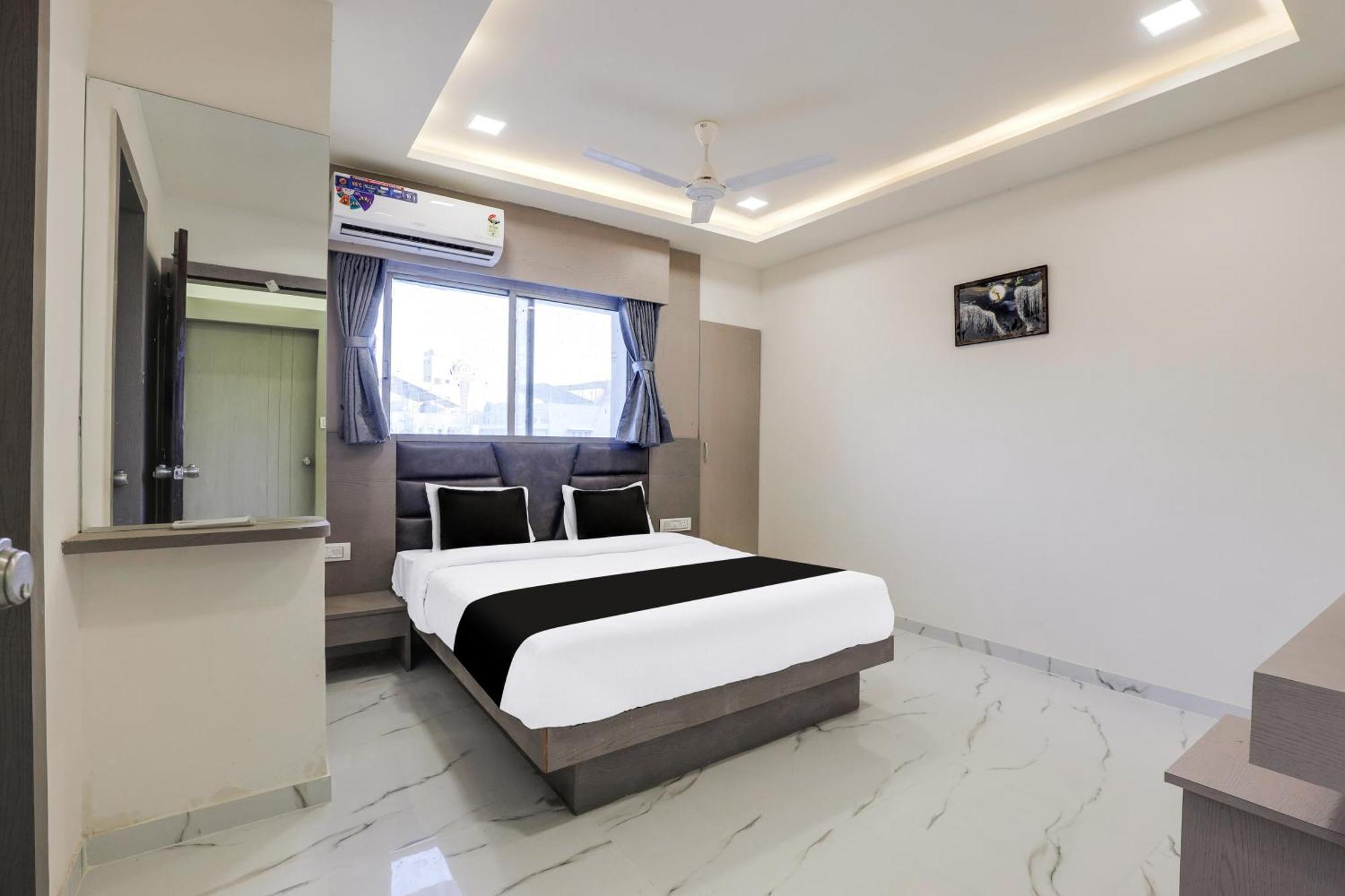 Hotel O Neek Palace Ahmedabad Exterior foto