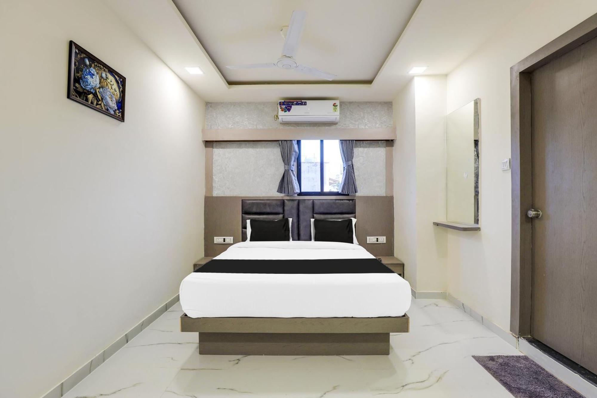 Hotel O Neek Palace Ahmedabad Exterior foto